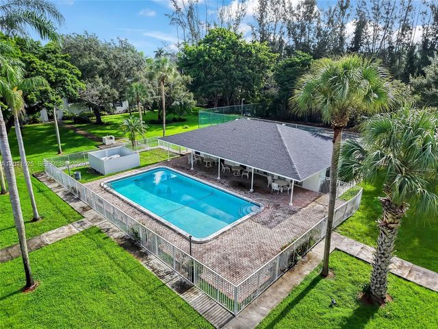 5080 SW 64th Ave 104, Davie, FL 33314