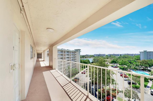 2940 N Course Drive 811, Pompano Beach, FL 33069