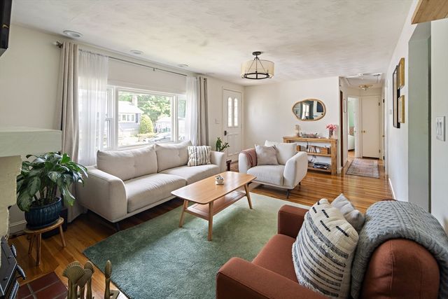 12 Karen Rd, Woburn, MA 01801
