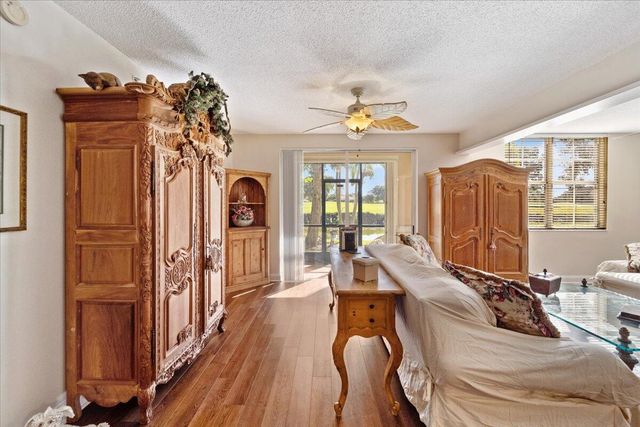 11720 SAINT ANDREWS Place 107, Wellington, FL 33414