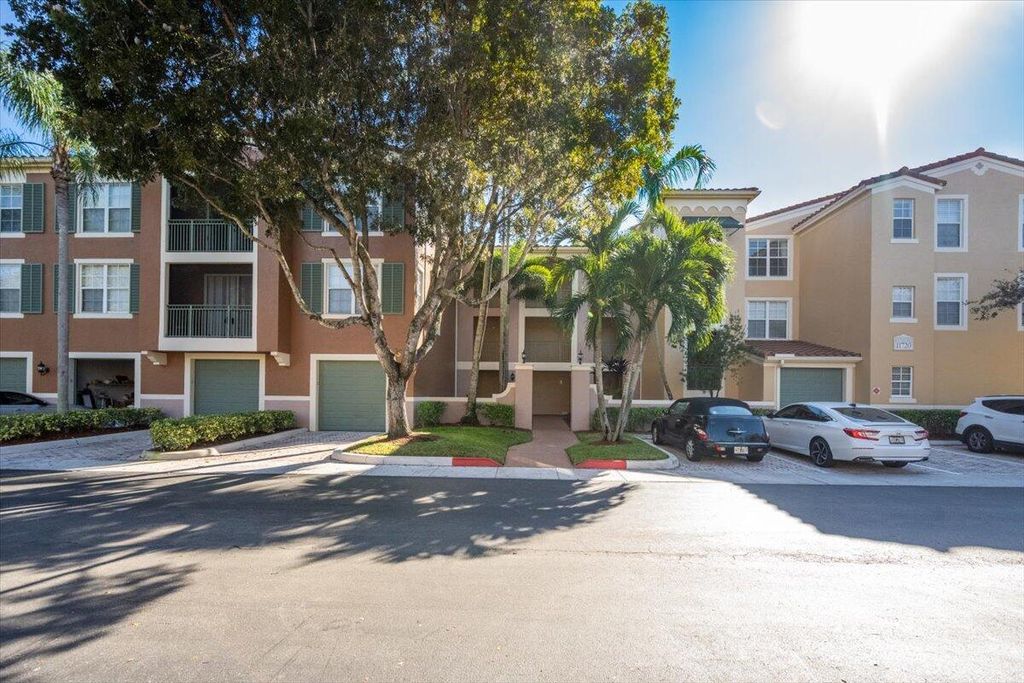 11720 SAINT ANDREWS Place 107, Wellington, FL 33414