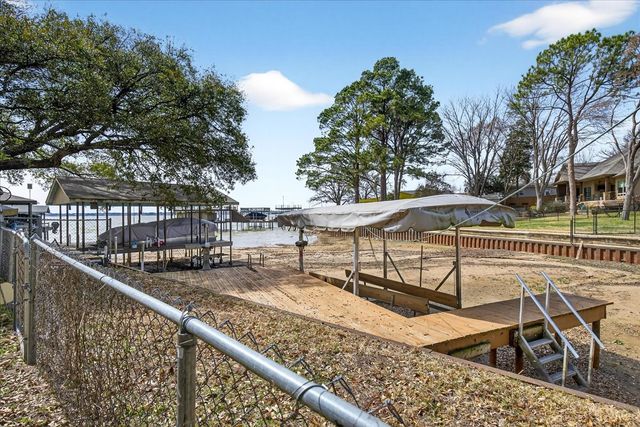 107 Lakewood Drive, Mabank, TX 75156