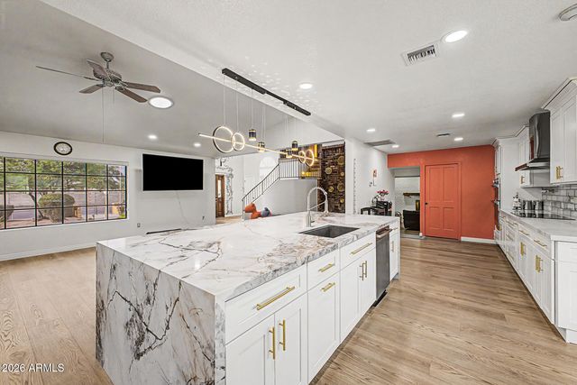 3715 W PARADISE Lane, Phoenix, AZ 85053