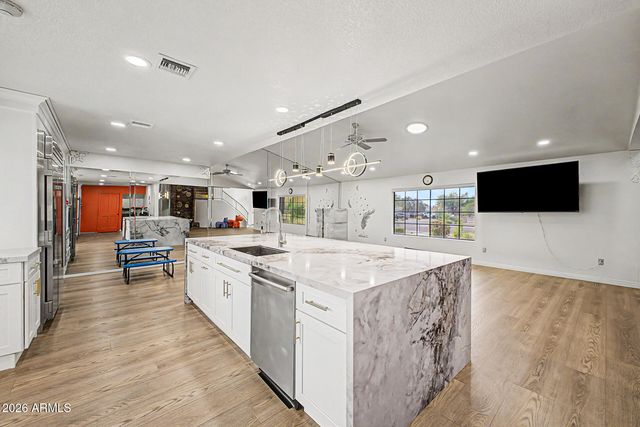 3715 W PARADISE Lane, Phoenix, AZ 85053