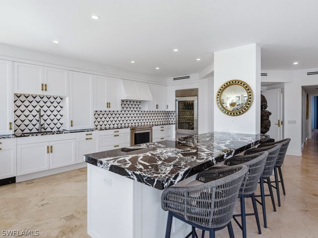 8930 Bay Colony DR 703, Naples, FL 34108