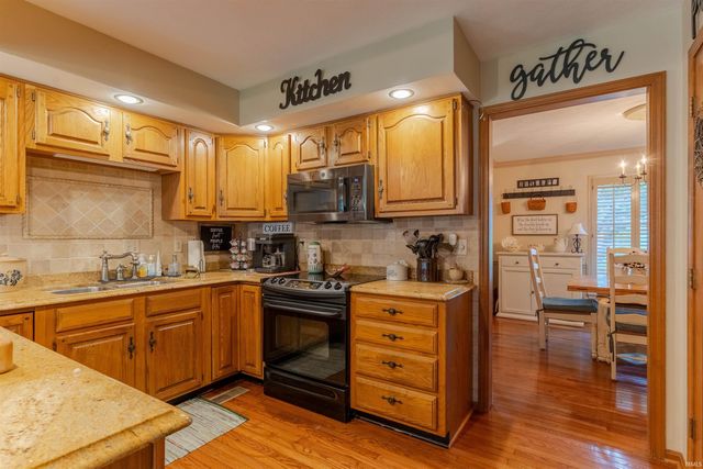 7377 Castle Hills Drive, Newburgh, IN 47630