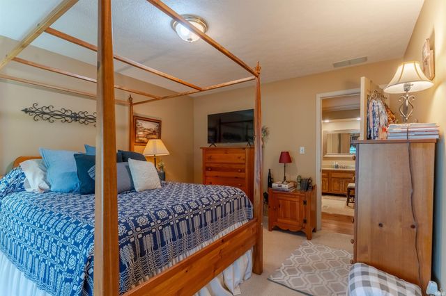 7377 Castle Hills Drive, Newburgh, IN 47630