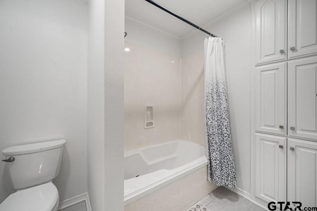 6601 Hollytree Circle, Tyler, TX 75703