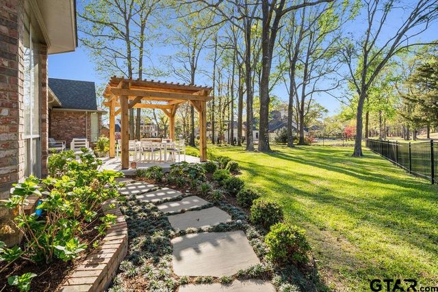 6601 Hollytree Circle, Tyler, TX 75703