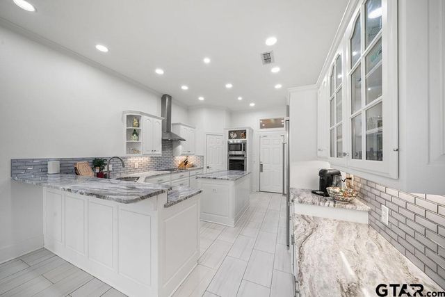 6601 Hollytree Circle, Tyler, TX 75703