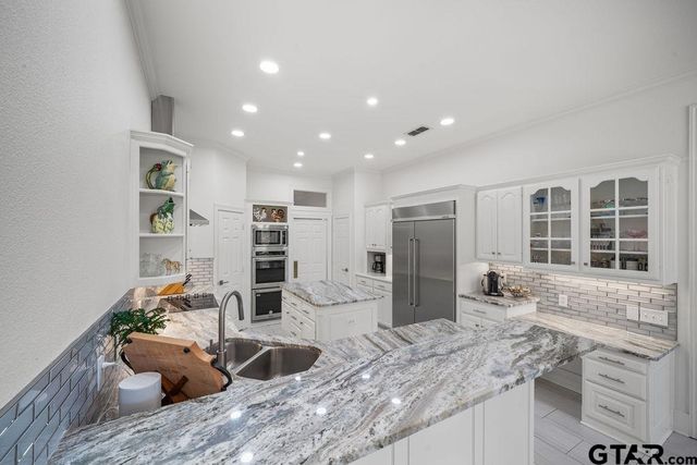 6601 Hollytree Circle, Tyler, TX 75703