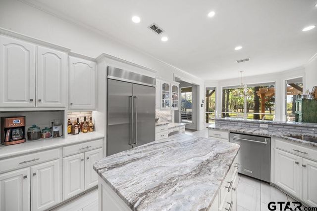 6601 Hollytree Circle, Tyler, TX 75703