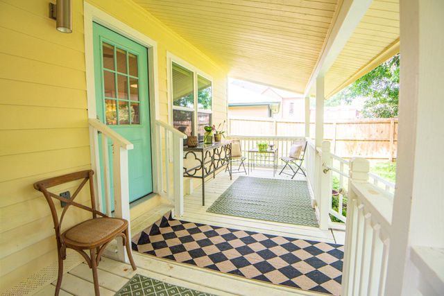 1105 E Alamo, Brenham, TX 77833