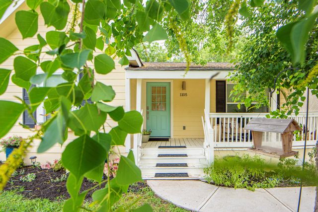 1105 E Alamo, Brenham, TX 77833
