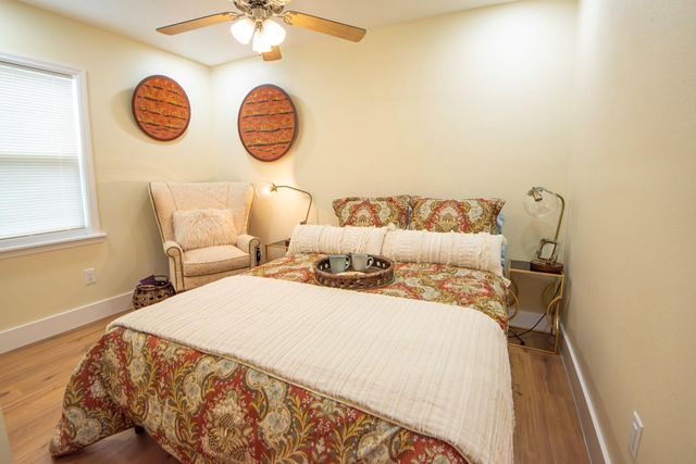 1105 E Alamo, Brenham, TX 77833