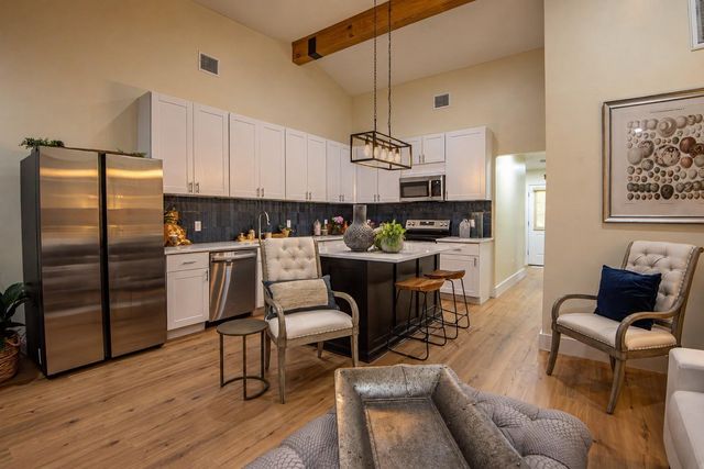 1105 E Alamo, Brenham, TX 77833