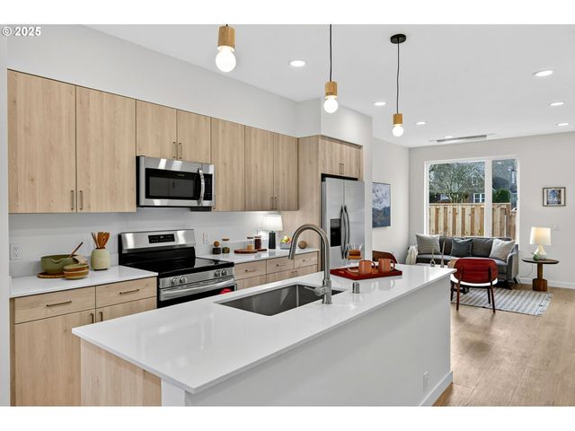 7208 Ne Going St St, Portland, OR 97218