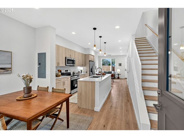 7208 Ne Going St St, Portland, OR 97218