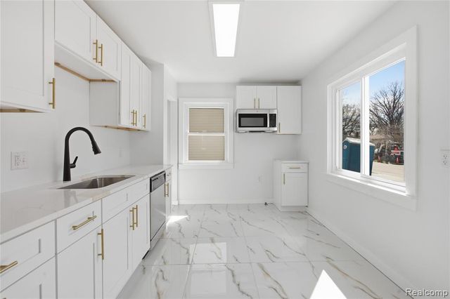 23384 Vassar Avenue, Hazel Park, MI 48030