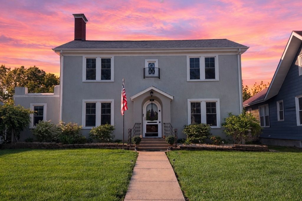 Image 1 of property listing at 909 E 3RD Street, Centralia, IL 62801