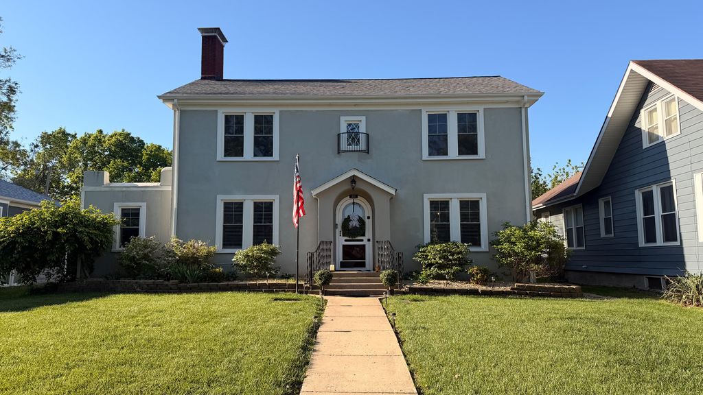 Image 2 of property listing at 909 E 3RD Street, Centralia, IL 62801