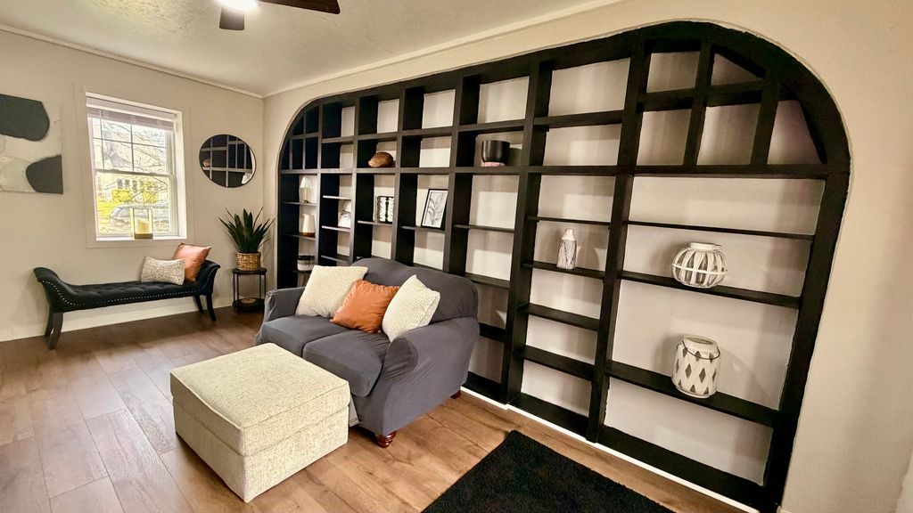 Image 12 of property listing at 909 E 3RD Street, Centralia, IL 62801