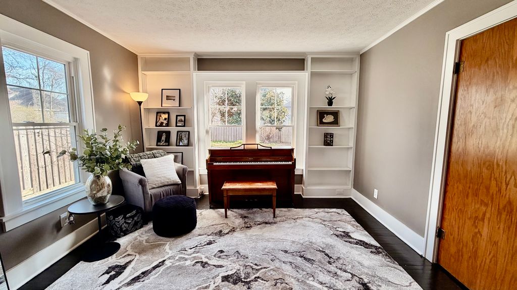 Image 13 of property listing at 909 E 3RD Street, Centralia, IL 62801