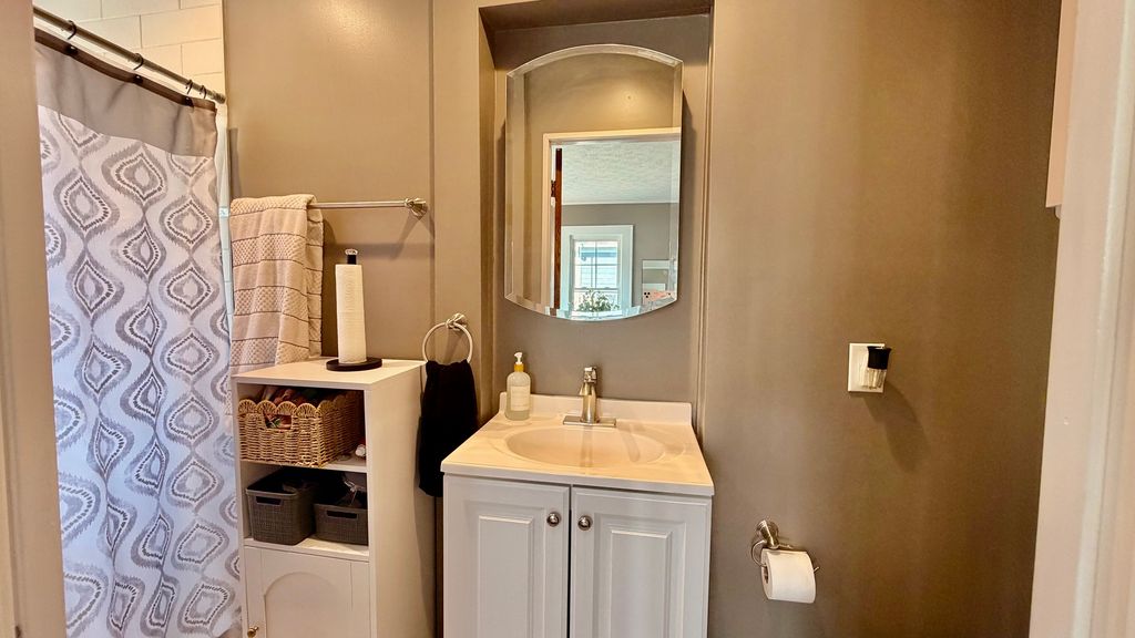 Image 15 of property listing at 909 E 3RD Street, Centralia, IL 62801