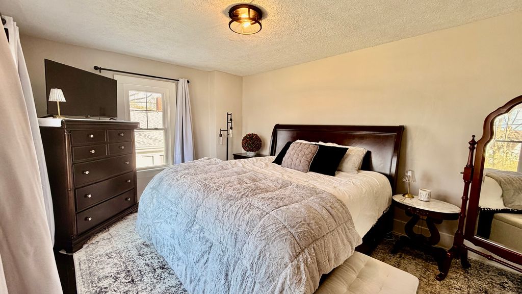 Image 20 of property listing at 909 E 3RD Street, Centralia, IL 62801