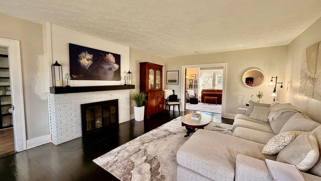 Image 3 of property listing at 909 E 3RD Street, Centralia, IL 62801