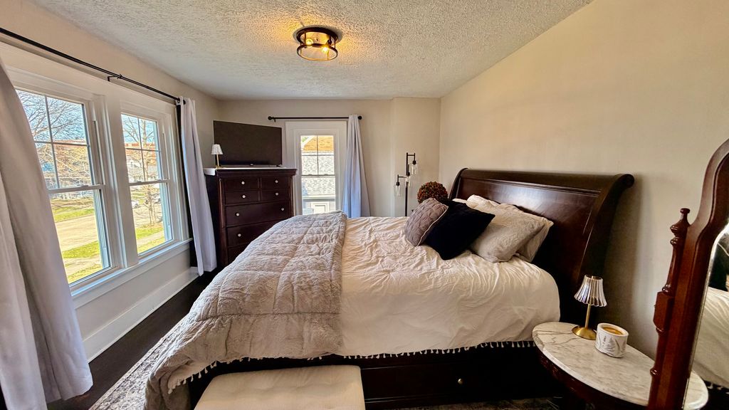 Image 21 of property listing at 909 E 3RD Street, Centralia, IL 62801