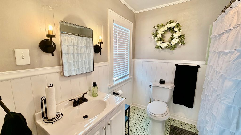 Image 24 of property listing at 909 E 3RD Street, Centralia, IL 62801