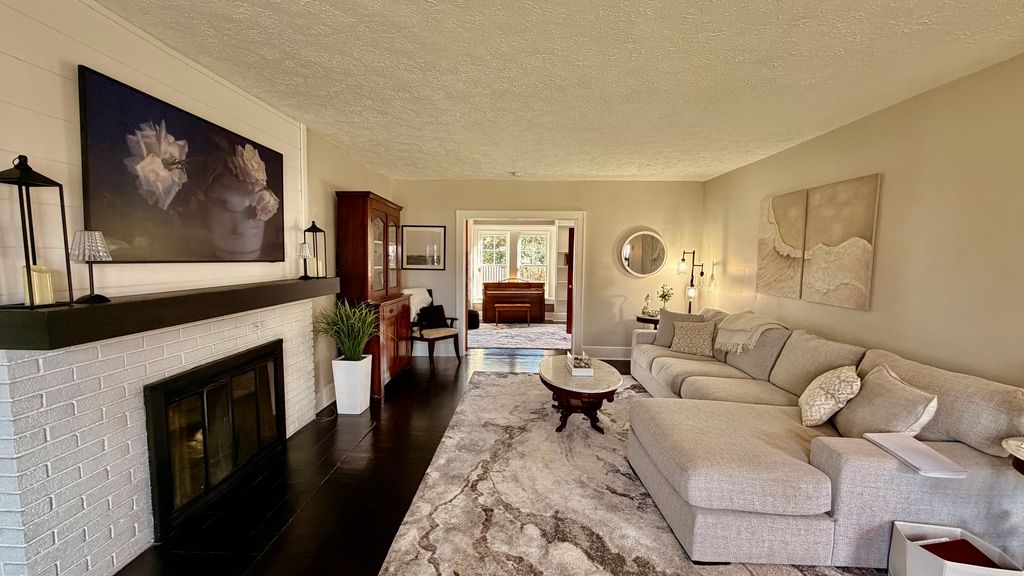 Image 4 of property listing at 909 E 3RD Street, Centralia, IL 62801