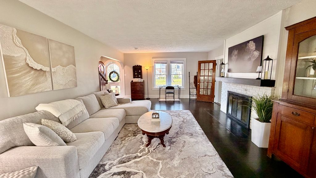 Image 5 of property listing at 909 E 3RD Street, Centralia, IL 62801