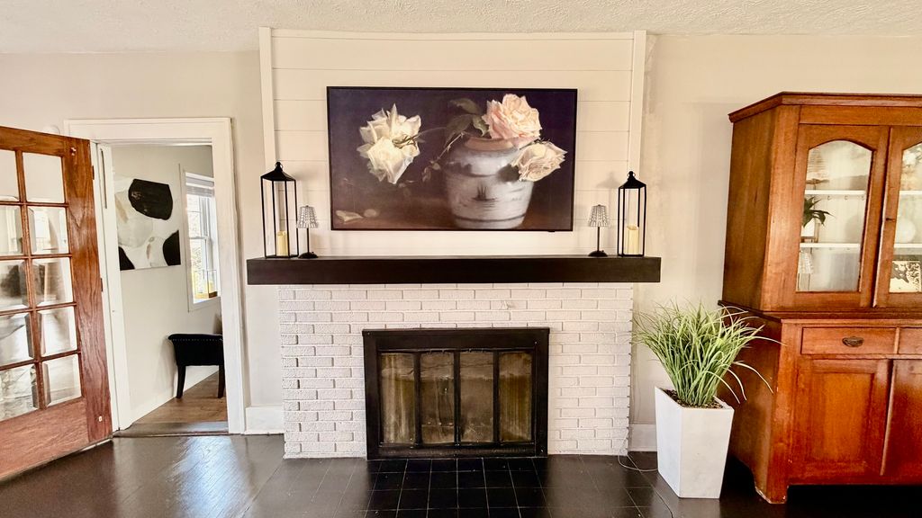 Image 6 of property listing at 909 E 3RD Street, Centralia, IL 62801