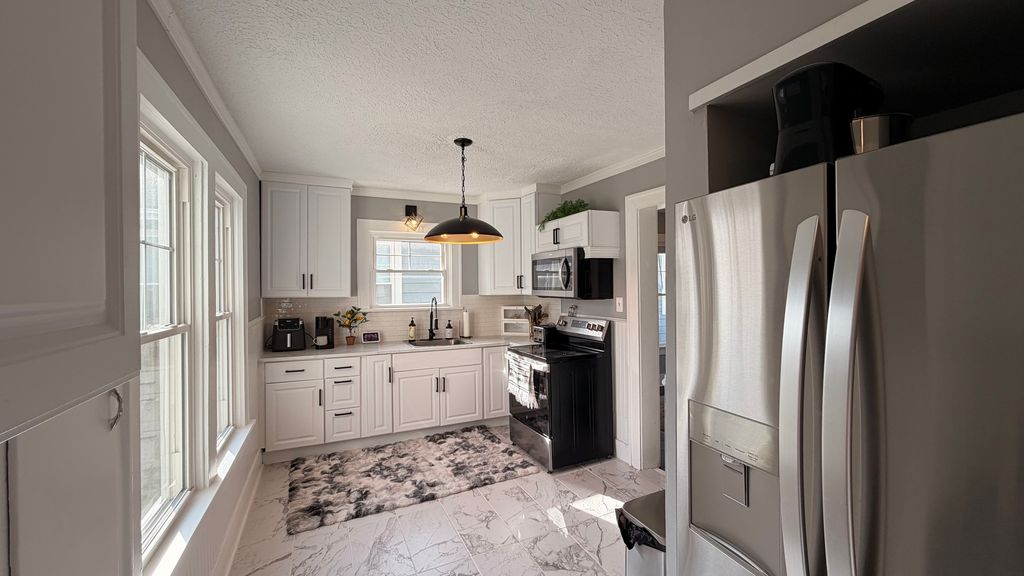 Image 7 of property listing at 909 E 3RD Street, Centralia, IL 62801