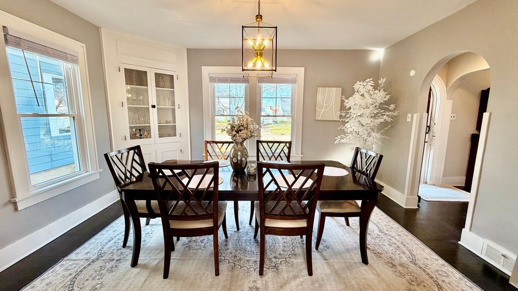 Image 10 of property listing at 909 E 3RD Street, Centralia, IL 62801