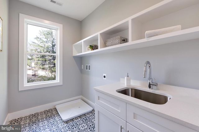 125 CASMAR ST SE, Vienna, VA 22180