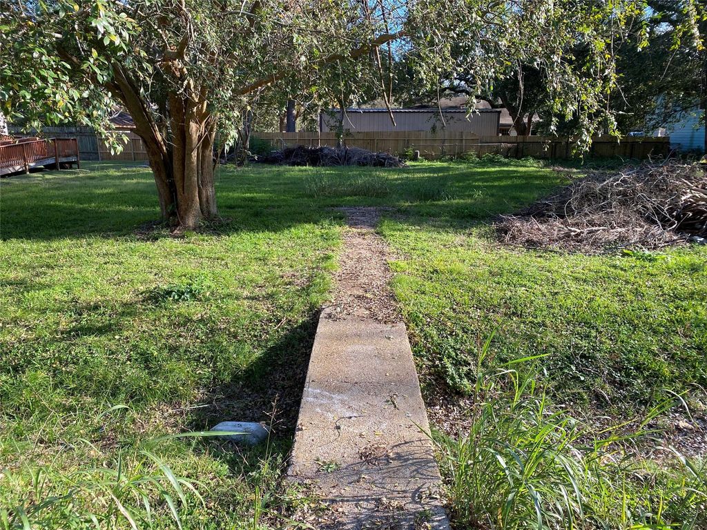 913 Chesnut Street, La Marque, TX 77568