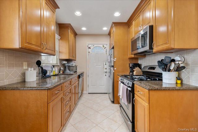 152 Manor Street, Plainview, NY 11803