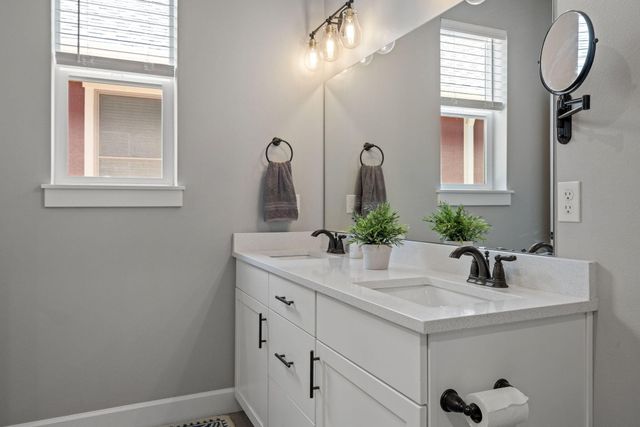 936 E Black Butte Avenue, Sisters, OR 97759