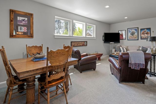 936 E Black Butte Avenue, Sisters, OR 97759