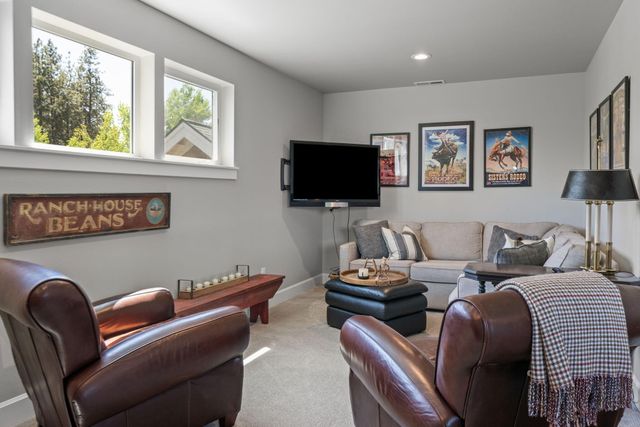 936 E Black Butte Avenue, Sisters, OR 97759