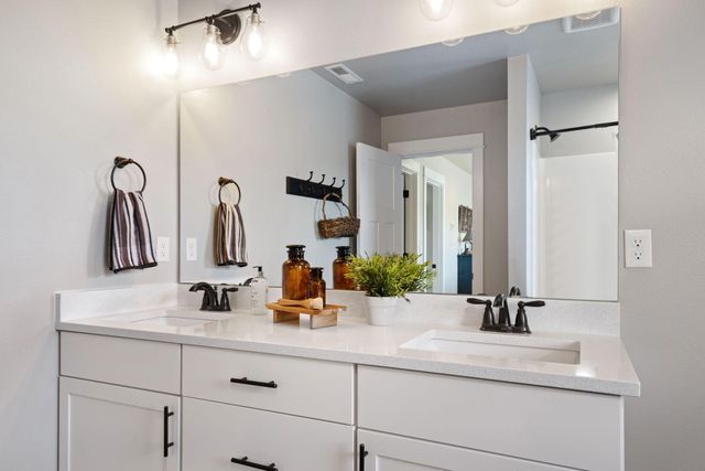 936 E Black Butte Avenue, Sisters, OR 97759