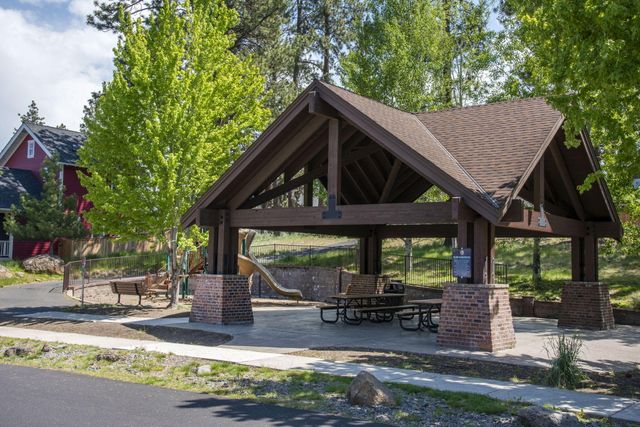 936 E Black Butte Avenue, Sisters, OR 97759