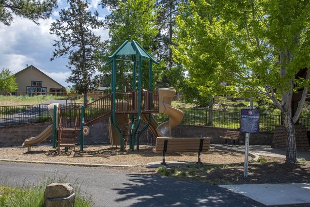 936 E Black Butte Avenue, Sisters, OR 97759