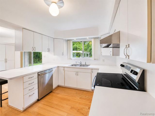 6970 Wing Lake Road, Bloomfield Hills, MI 48301
