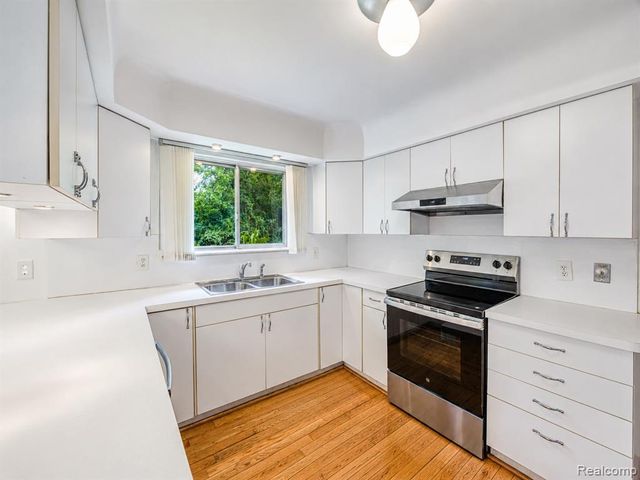 6970 Wing Lake Road, Bloomfield Hills, MI 48301