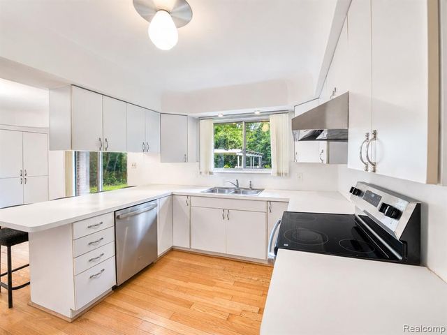 6970 Wing Lake Road, Bloomfield Hills, MI 48301