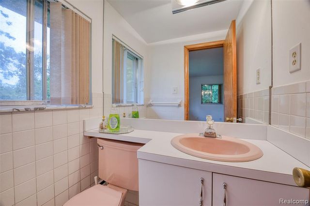 6970 Wing Lake Road, Bloomfield Hills, MI 48301